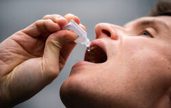 Ein Mitarbeiter demonstriert in Wien einen Gurgeltest im Rahmen des Testverfahrens »LAMP«, einem neu entwickelten Corona-Testver