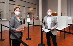 Alles im Griff: Wahlleiterin Davina Klemm und Hauptamtsleiter Hartmut Queisser im nach sämtlichen Regeln des Infektionsschutzes