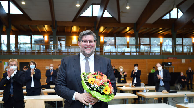 Ulrich Fiedler ist neuer Landrat. Mit einem Blumenstrauß in der Hand nahm er die Wahl an.