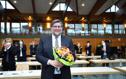 Ulrich Fiedler ist neuer Landrat. Mit einem Blumenstrauß in der Hand nahm er die Wahl an.