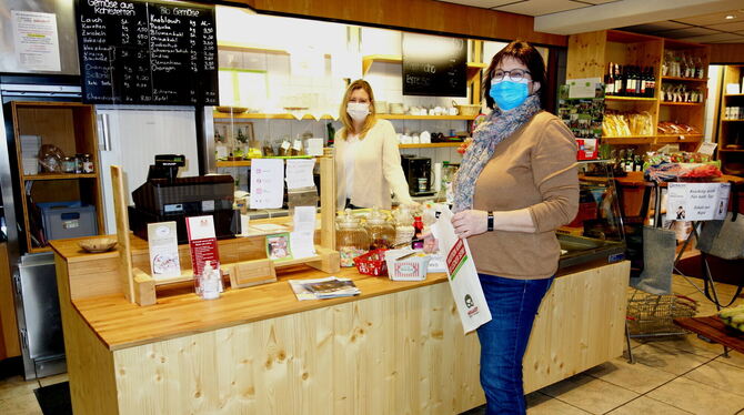 Silke Rauscher (links) und Silvia Heinzmann freuen sich über die Verbesserungen im Kohlstetter Laden. FOTO: BÖHM