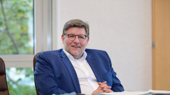 Noch sitzt Metzingens OB Ulrich Fiedler in seinem Büro im Metzinger Rathaus. Nachdem er zum Landrat gewählt wurde, wird ein neue