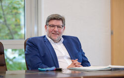 Noch sitzt Metzingens OB Ulrich Fiedler in seinem Büro im Metzinger Rathaus. Nachdem er zum Landrat gewählt wurde, wird ein neue