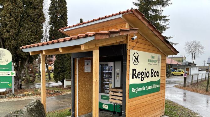 An der Regio-Box des Rommelsbacher Drei-Birkenhofs können Kunden seit der Corona-Krise zu jeder Tages- und Nachtzeit regionale P