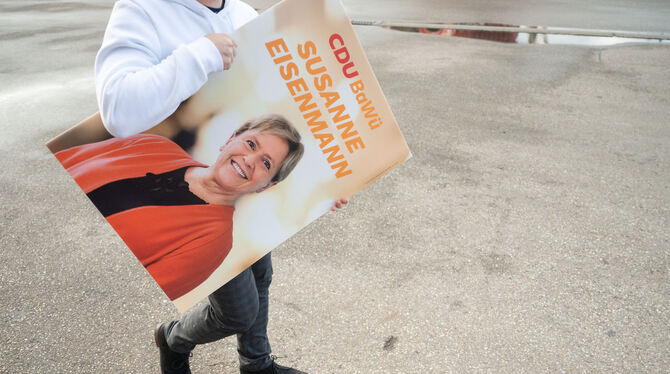 Marijan Murat/dpa Ein Wahlplakat von Susanne Eisenmann