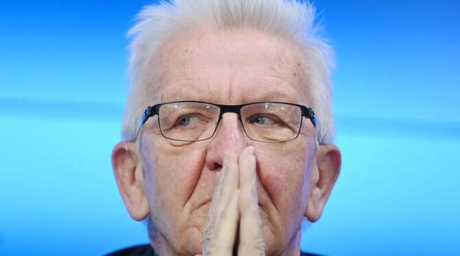 Winfried Kretschmann sitzt in einer Pressekonferenz Winfried Kretschmann sitzt in einer Pressekonferenz