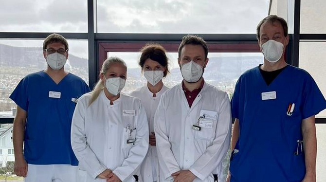 Dr. Marco Skardelly und sein Team der Neurologie freuen sich über die erste geglückte Wach-OP im Reutlinger Steinenbergklinikum.