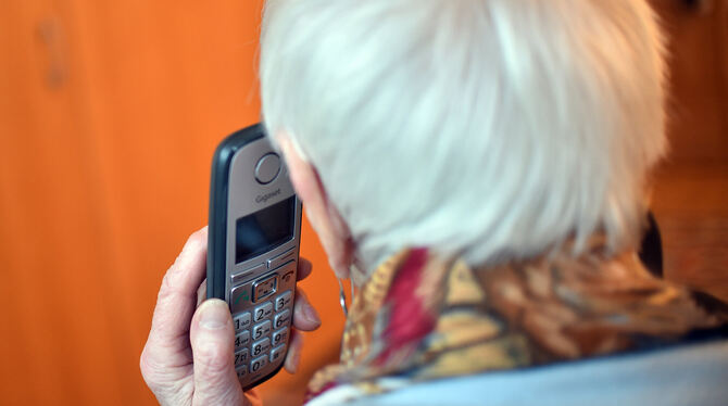 Online-Terminvereinbarung ist nicht nur für viele Ältere eine große Hürde. Viele greifen lieber zum Telefon.  FOTO: PEDERSEN/DPA