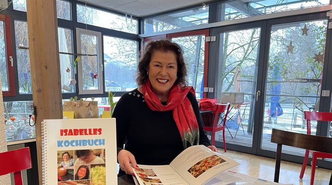 Christiane Bölzle, Vorstandsmitglied der Reutlinger Lebenshilfe, hat gemeinsam mit ihrer Tochter Isabelle ein Kochbuch in leicht