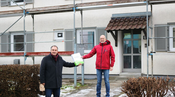 Jürgen Röhm, Leiter Bestandsverwaltung bei der GWG, und Ulrich Högel, Geschäftsführer der AWO, vor der neuen »Oase 1.2« im Theod