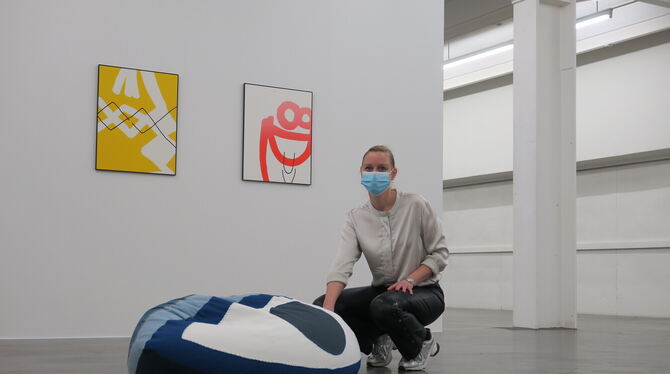 Die Leiterin des Kunstvereins Reutlingen, Imke Kannegießer, bei einem »Textil-Auge« von Zora Mann