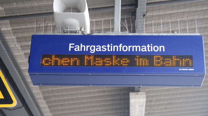 »Bitte beachten Sie die Tragepflicht einer medizinischen Maske im Bahnhof und in den Zügen«: Laufschrift-Anzeige im Metzinger Ba