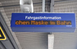 »Bitte beachten Sie die Tragepflicht einer medizinischen Maske im Bahnhof und in den Zügen«: Laufschrift-Anzeige im Metzinger Ba