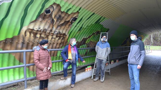 Graffiti-Künstler »Looven« hat dem Amphibientunnel beim Umweltbildungszentrum Listhof mit fotorealistischen Motiven eine ganz ne