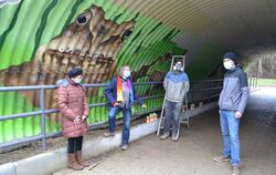 Graffiti-Künstler "Looven" hat dem Amphibientunnel beim Umweltbildungszentrum Listhof mit fotorealistischen Motiven eine ganz ne