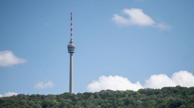 Der Fernsehturm zeichnet sich gegen einen Wolkenhimmel ab