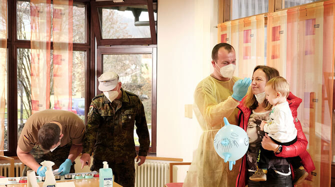 Antigen-Schnelltest: Im Herzog-Christoph-Seniorenzentrum und vielen anderen Pflegeheimen im Kreis sind derzeit Soldaten der Bund