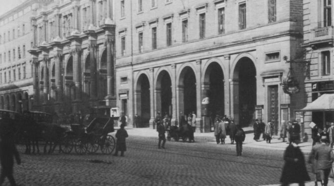 So sah der Alte Stuttgarter Bahnhof um 1910 aus. Nach dem Ersten Weltkrieg zog hier das Kino ein.  FOTO: WIKIPEDIA