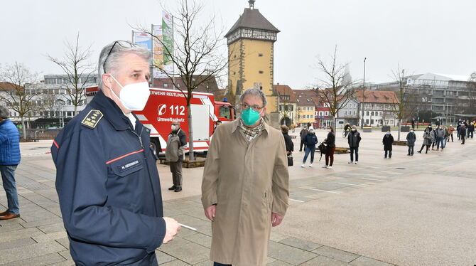 Feuerwehrkommandant Harald Herrmann und Oberbürgermeister Thomas Keck eröffnen das Schnelltestzentrum in der Reutlinger Stadthal Feuerwehrkommandant Harald Herrmann und Oberbürgermeister Thomas Keck eröffnen das Schnelltestzentrum in der Reutlinger Stadthal