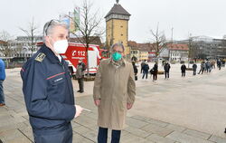 Feuerwehrkommandant Harald Herrmann und Oberbürgermeister Thomas Keck eröffnen das Schnelltestzentrum in der Reutlinger Stadthal