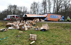 Lastwagen-Anhänger kippt bei Ofterdingen um.