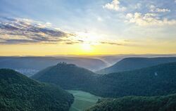 Wer Urlaub auf der Alb macht und früh aufsteht, kann vom Rutschenfelsen bei Bad Urach solch einen Sonnenaufgang bestaunen. FOTO: