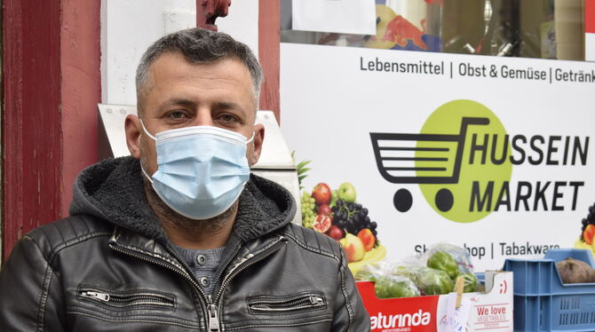 Lebensmittelhändler Edres Hussein stellt fest, dass seine wenigen Kunden im Lockdown immer trauriger werden. Lebensmittelhändler Edres Hussein stellt fest, dass seine wenigen Kunden im Lockdown immer trauriger werden.
