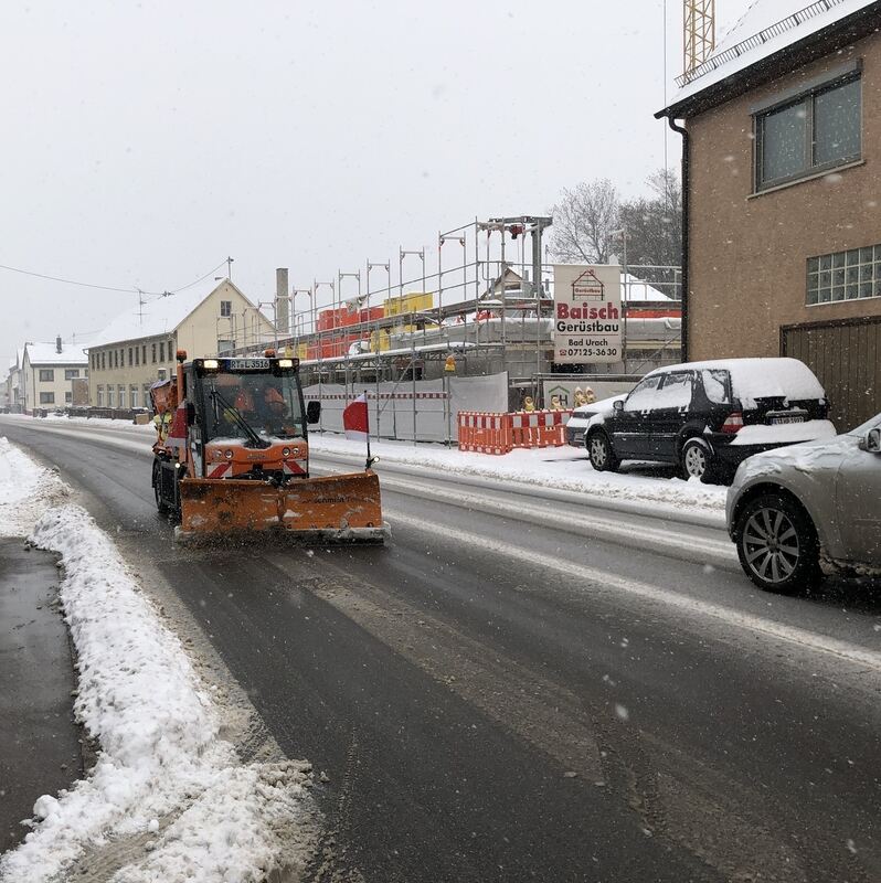 Schneeräumfahrzeug in Unterhausen unterwegs.
