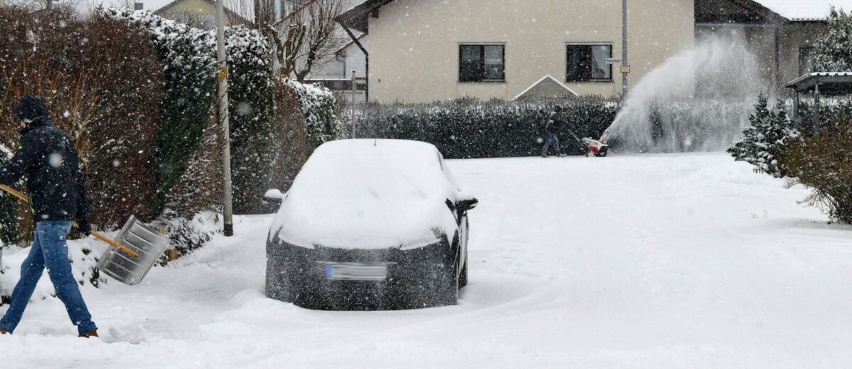 Schnee liegt auf einer Straße in Gomaringen.