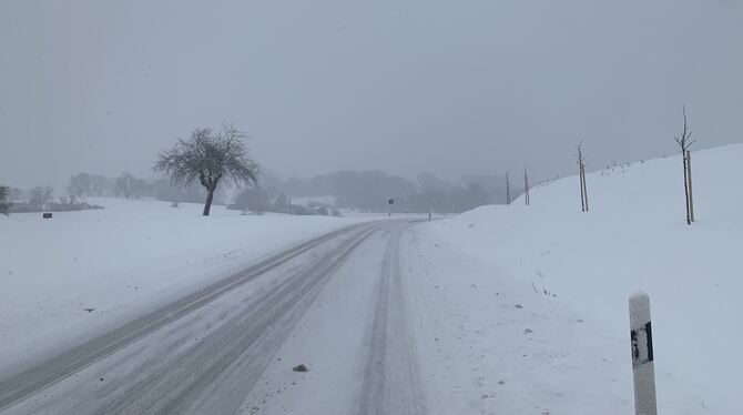Auf dem Weg zur Wintersport-Arena Holzelfingen werden die Straßen immer weißer.