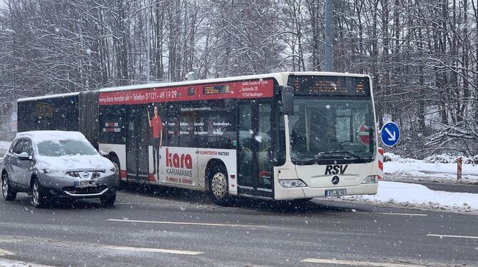 Ein Bus ist in Richtung Eningen unterwegs.