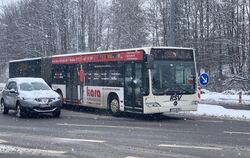 Ein Bus ist in Richtung Eningen unterwegs.