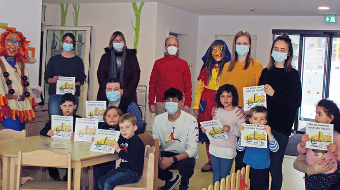 Sie wollen den Sonnenbühler Kindern eine Freude bereiten: Vereinspräsident Jan Herrmann (hintere Reihe Mitte, roter Pulli), Kers Sie wollen den Sonnenbühler Kindern eine Freude bereiten: Vereinspräsident Jan Herrmann (hintere Reihe Mitte, roter Pulli), Kers