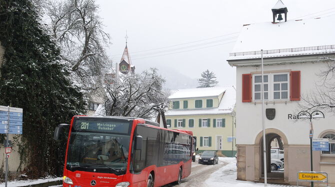 Ein Stadtbus der Linie 201 fährt in die Glemser Ortsmitte ein.  FOTO: PFISTERER
