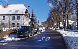 Hier steht es groß auf der Fahrbahn: Im Elisenweg und dem gesamten Wohngebiet links und rechts davon gilt auf allen Straßen Temp