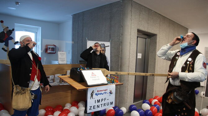 Im Käsperle-Impfzentrum im Gomaringer Rathaus erhält Bürgermeister Heß seine erste Dosis. Links Käsperle Rainer Ruff, rechts Zun