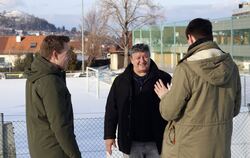 Frank Glaunsinger im Gespräch: So sieht er sich am liebsten. Er will die Sorgen der Menschen erfassen. FOTO: CDU