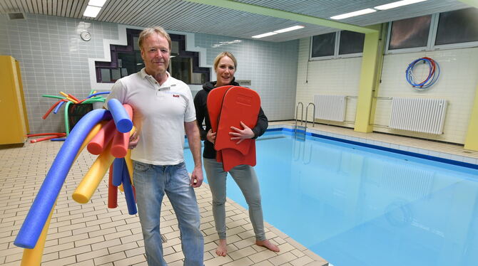 Wollen arbeiten, dürfen aber nicht: Die Schwimmschulen-Betreiber Eberhard Roth und Tochter Yvonne, hier im einsatzbereiten Nehre