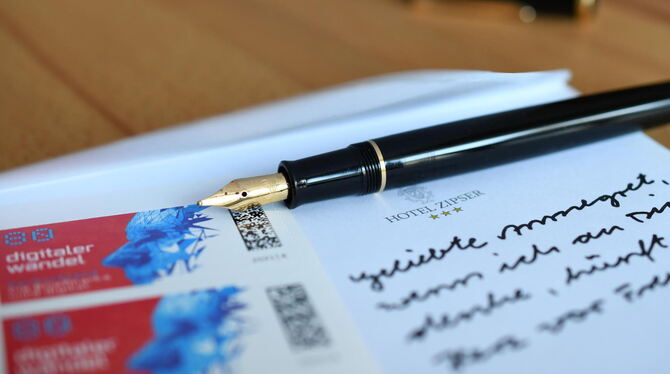 Der Klassiker, aber dennoch überraschend selten: Schreiben Sie einen Liebesbrief so richtig mit Tinte und Papier.