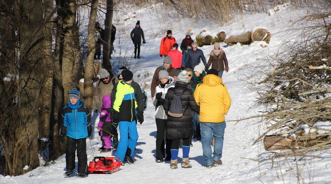 Die Menschen strömten unerlässlich zum Uracher Wasserfall