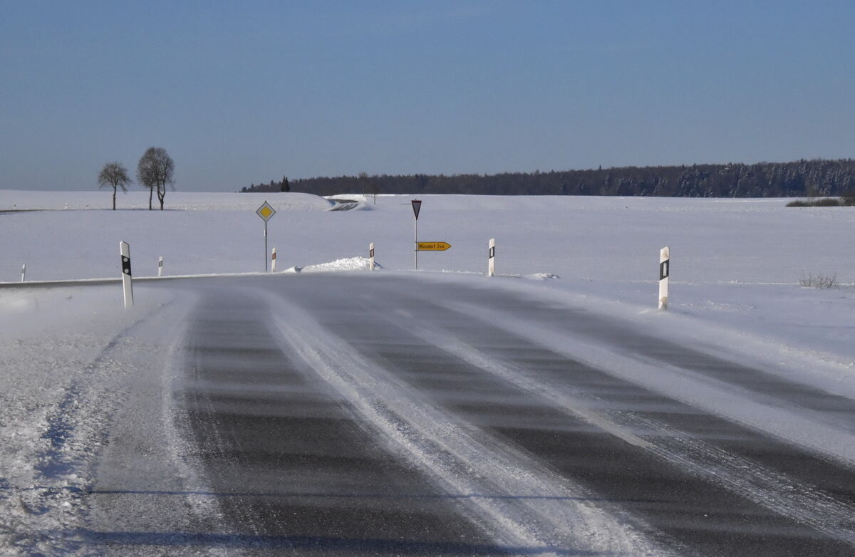 Eisige Schneeverwehungen bei Münzdorf