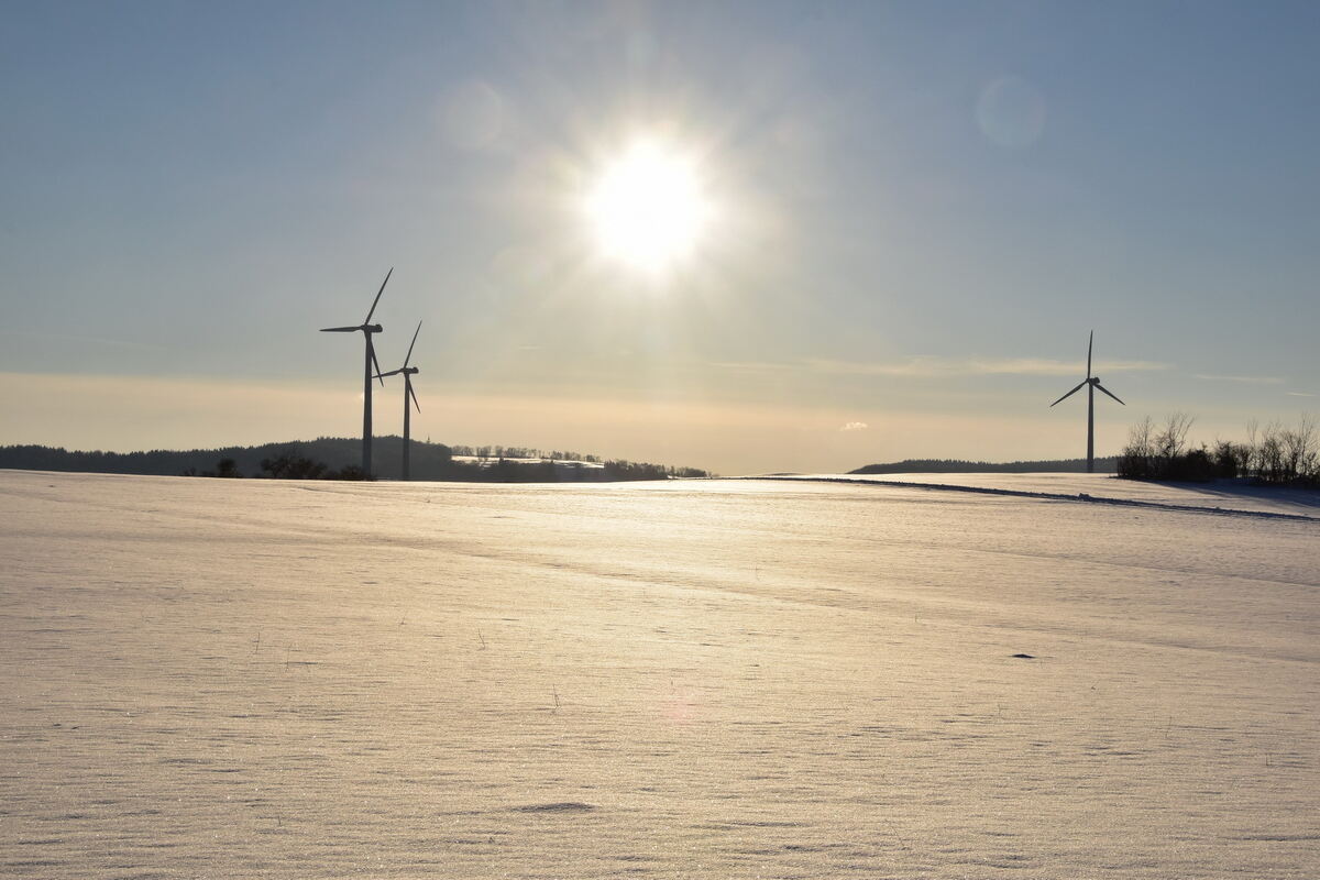 Haben die Wolken weggeblasen die Windräder auf dem Pfaffenberg von Melchingen
