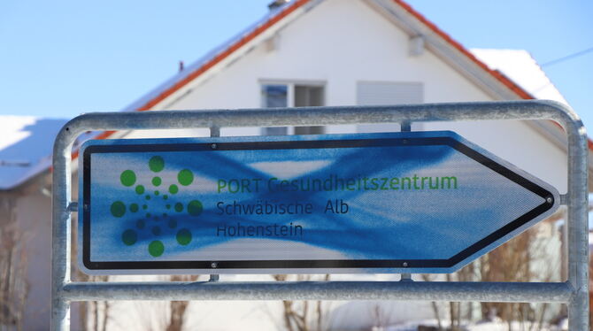Auch Verkehrsschilder, Häuser und Fahrzeuge sind von den Tätern beschmiert worden. FOTOS: BLOCHING Auch Verkehrsschilder, Häuser und Fahrzeuge sind von den Tätern beschmiert worden. FOTOS: BLOCHING