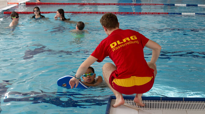 DLRG-Schwimmkurse, wie hier in Vor-Corona-Zeit in Gomadingen, können in Pfullingen seit Monaten nicht mehr angeboten werden.  F