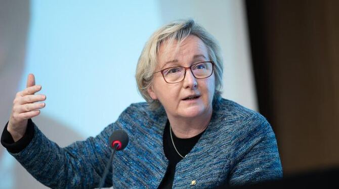 Theresia Bauer spricht auf einer Pressekonferenz Theresia Bauer spricht auf einer Pressekonferenz