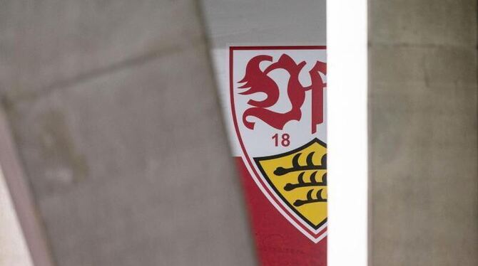 Das Logo des VfB Stuttgart ist am Fan-Shop zu sehen