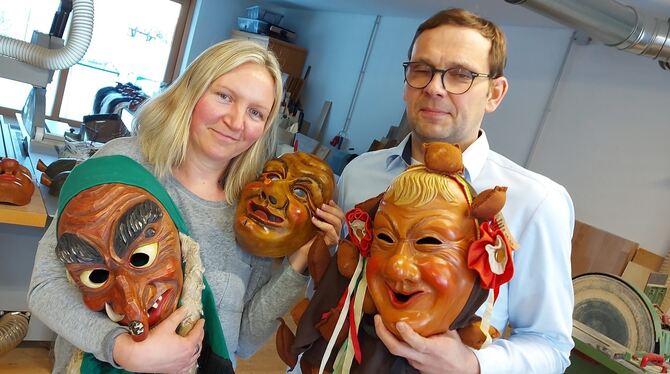 Maria und Markus Heinzelmann sind nicht nur selbst in der Fasnet aktiv. In ihrer Werkstatt in Steinhilben entstehen die Holzmask
