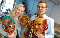 Maria und Markus Heinzelmann sind nicht nur selbst in der Fasnet aktiv. In ihrer Werkstatt in Steinhilben entstehen die Holzmask
