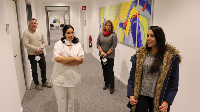 Wala Hasni (vorne links) und Meriem Ahmed (vorne rechts) mit Pflegedirektor Ralf Aßfalg und Eveline Brändle-Ouertani. FOTO: MI Wala Hasni (vorne links) und Meriem Ahmed (vorne rechts) mit Pflegedirektor Ralf Aßfalg und Eveline Brändle-Ouertani. FOTO: MI