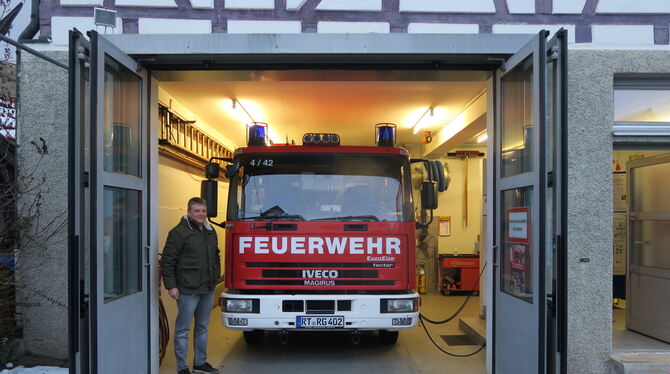 Der Rübgartener Abteilungskommandant Friedhelm Laux zeigt die Feuerwehrgarage im Rathaus. Dort steht aktuell nur dieser 7,5-Tonn